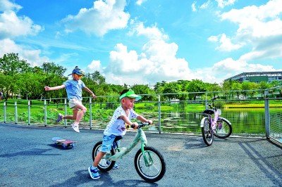 如今的龙岗,越来越多人成为绿色低碳生活的践行者、倡导者和传播者。图为深圳国际低碳城一角。刘菊红摄