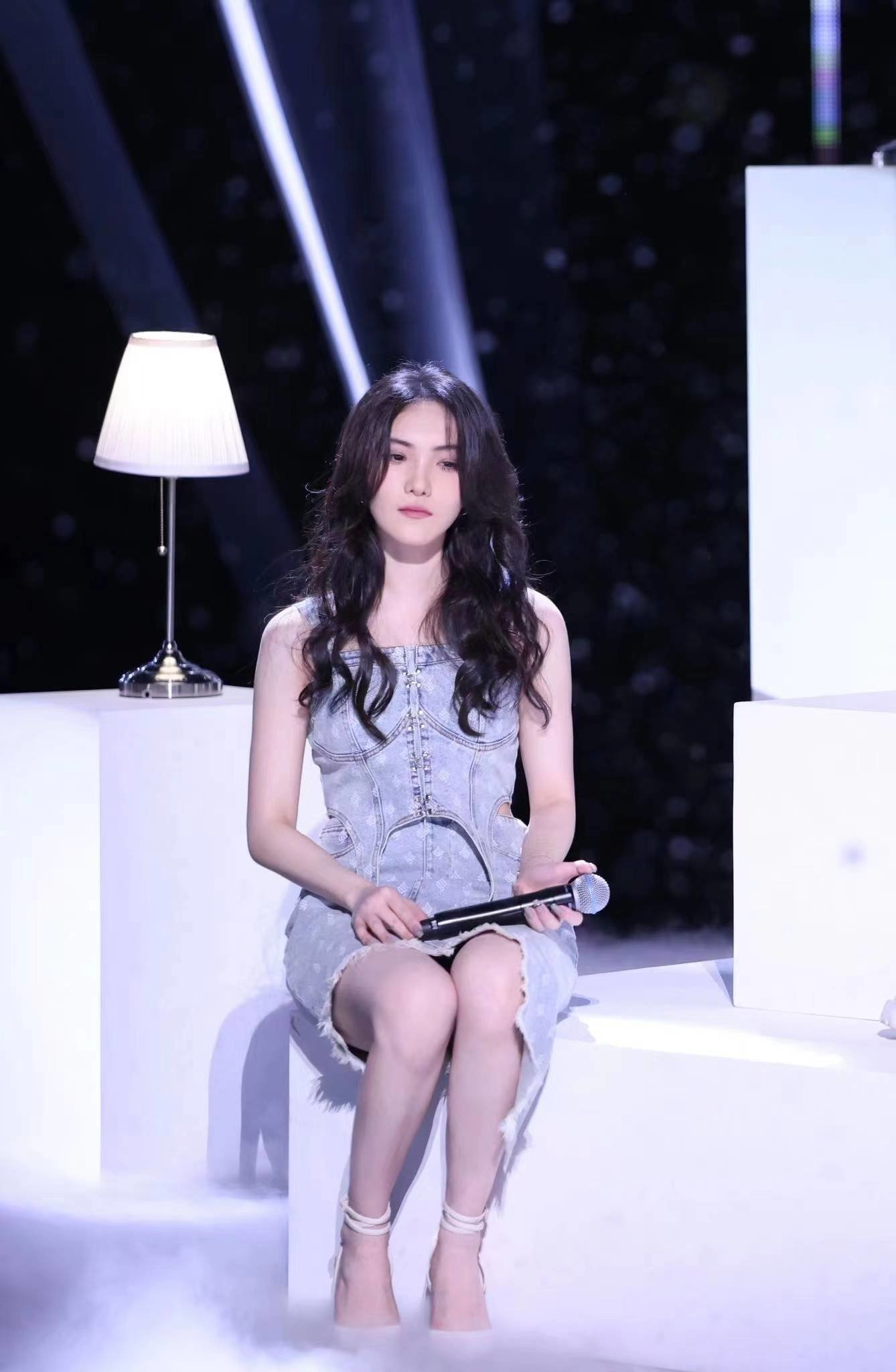 于梓贝惊喜亮相中秋赏歌会 温柔献唱原创粤语歌曲《无处不在》__凤凰