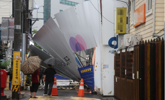 当地时间8日，在狂风和暴雨天气过后，首尔中区某施工现场的遮挡板倒下，警方称没有造成人员伤亡。