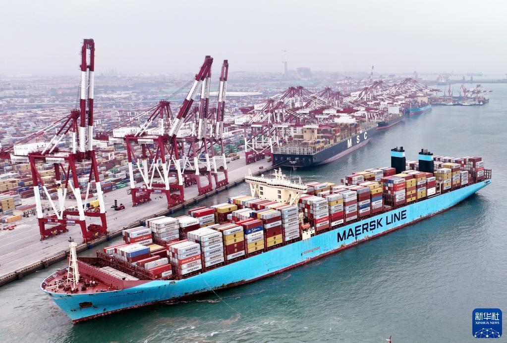 在山东港口青岛港前湾码头，欧洲贸易航线的“美途马士基”集装箱货轮解缆起航（2022年7月29日摄，无人机照片）。新华社记者 李紫恒 摄