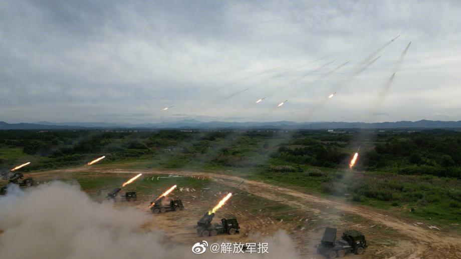 近日,第72集团军某旅炮兵营展开全要素实弹演练,充分检验旅属炮兵群精打快撤、协同作战能力。