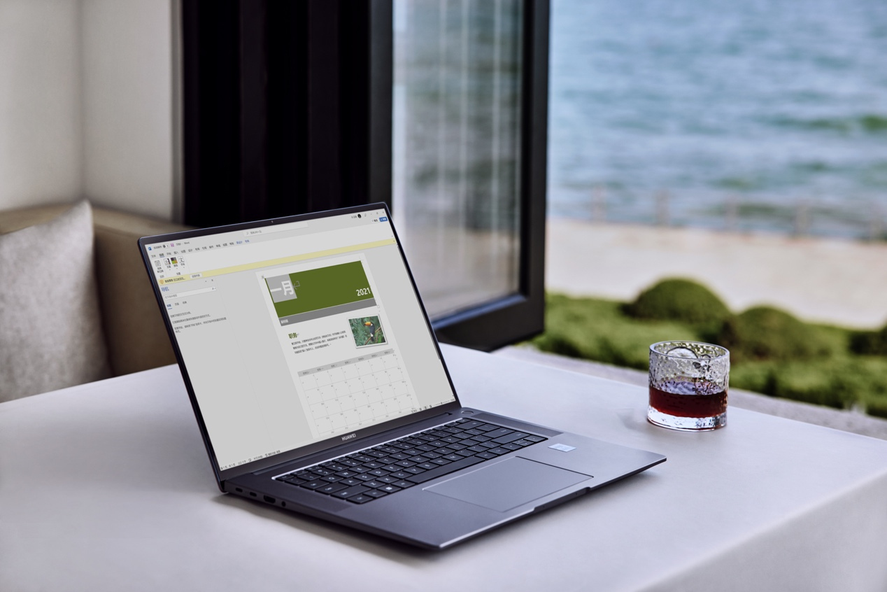 桌子上放着打开的笔记本电脑