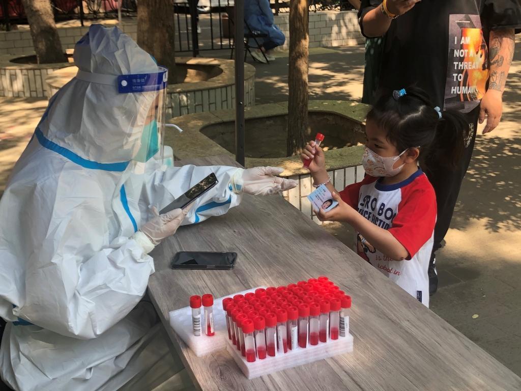 先发采样试剂管再录入身份证信息,以免发放环节遗漏。