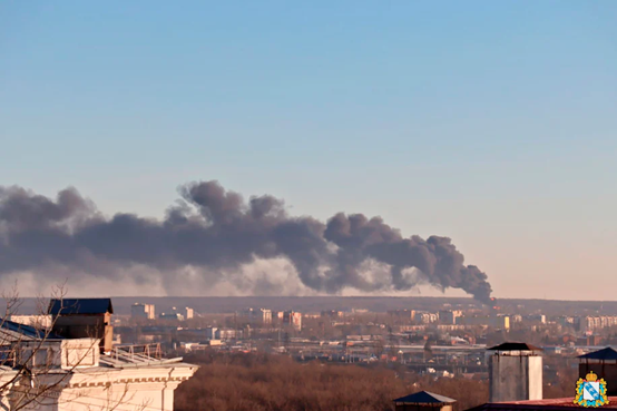 （6日遭无人机袭击后，黑烟从俄罗斯库尔斯克机场附近地区升起 图自俄罗斯库尔斯克地区行政机构）