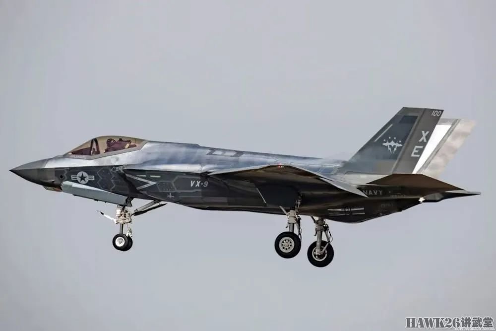 采用“镜面表层”的F-35C。