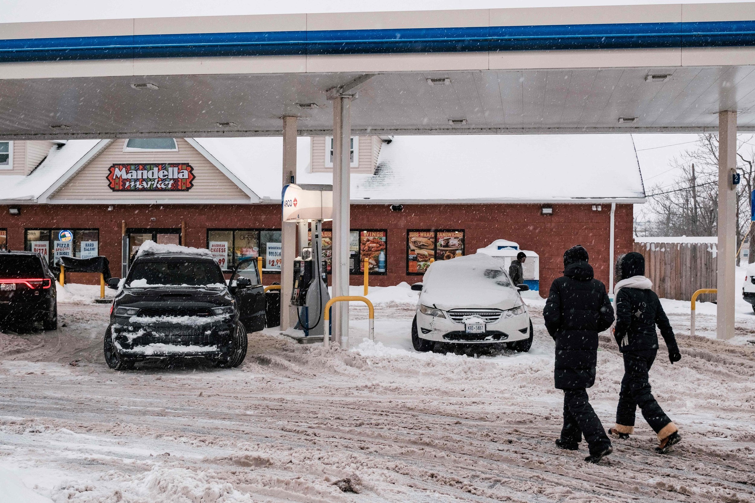 受超强暴风雪影响，美国宪兵被派往布法罗市执行驾驶禁令_凤凰网