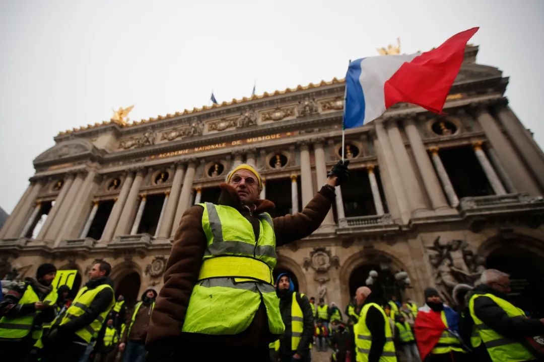 当地时间2018年12月15日，法国巴黎，法国“黄马甲”运动抗议者再次发起抗议活动。图/IC photo