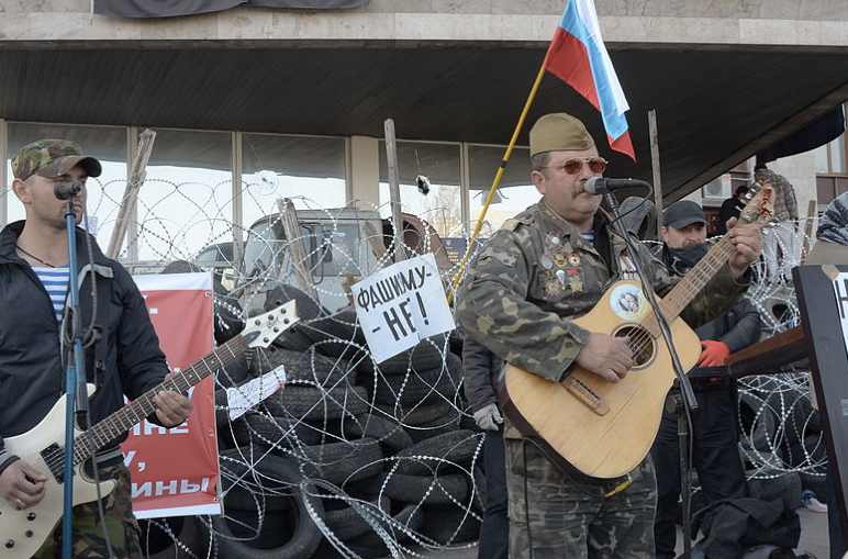 2014年参加支持“独立”游行的顿涅茨克民众么，身后写着“法西斯，不”。