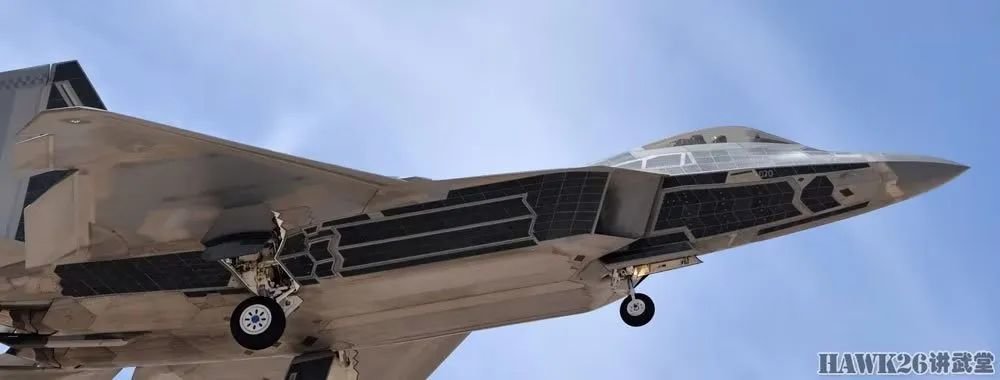 第二架采用镜面表层的F-22“猛禽”。