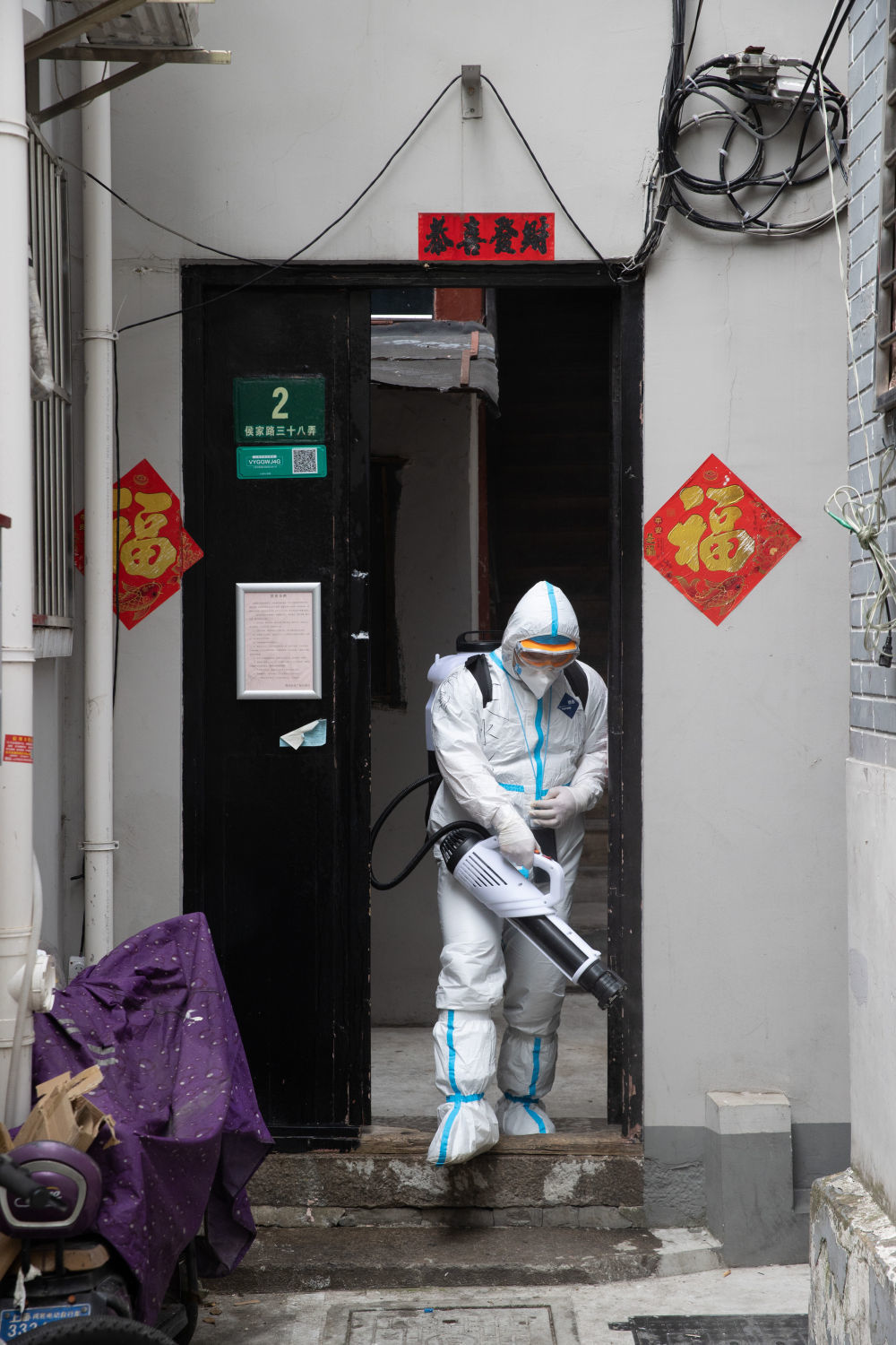 ↑4月19日,工作人员在广福居民区消杀。