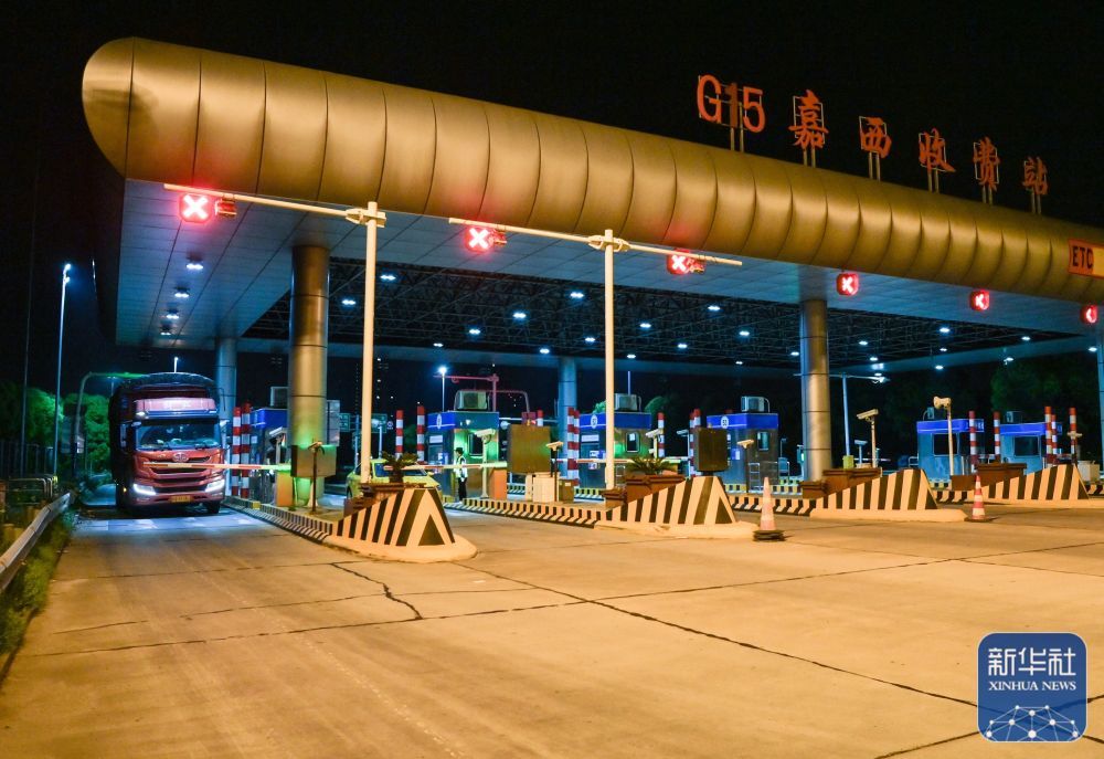4月22日晚,杜凤洋驾驶着运送蔬菜的大货车驶出上海嘉西收费站
