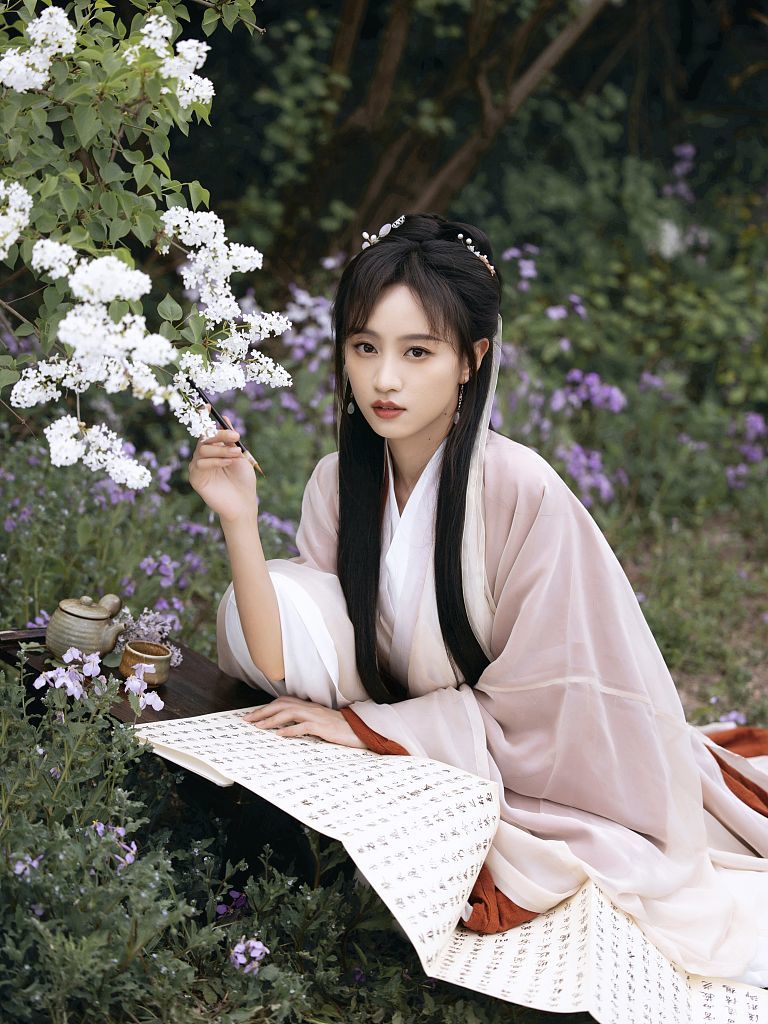 黄婷婷与古装适配度好高 粉衣明眸如画中美人_凤凰网娱乐_凤凰网