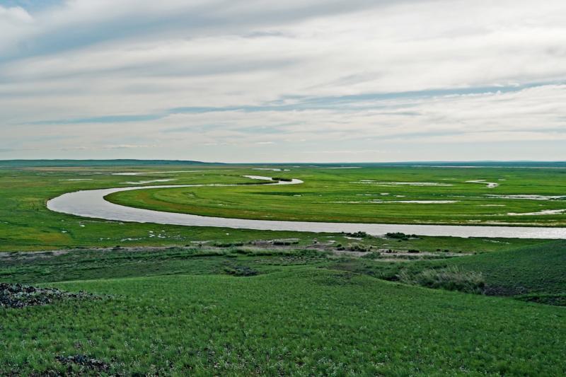 克鲁伦河两岸绿草如茵，生态逐步向好。（孔祥瑞 摄）