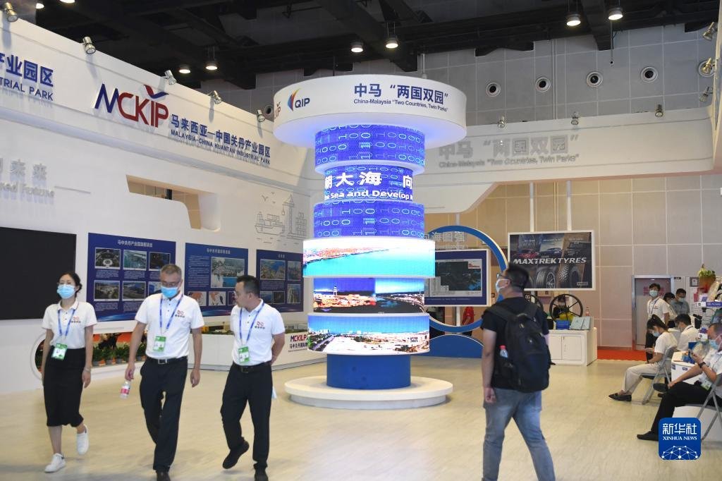 9月17日,参观者在东博会中马“两国双园”展馆参观。新华社记者 张爱林 摄