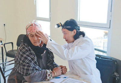 中国援摩洛哥医疗队塔扎分队医生为当地居民开展医疗服务。中国援摩洛哥医疗队供图