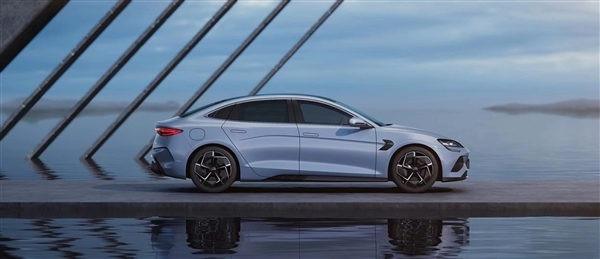 特斯拉Model 3新对手 比亚迪海豹官图发布：形似保时捷Taycan！
