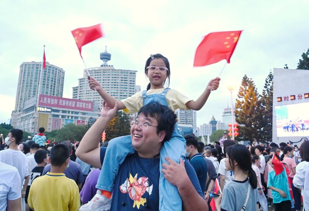 △ 10月1日，人们在福州市五一广场参加升国旗仪式。