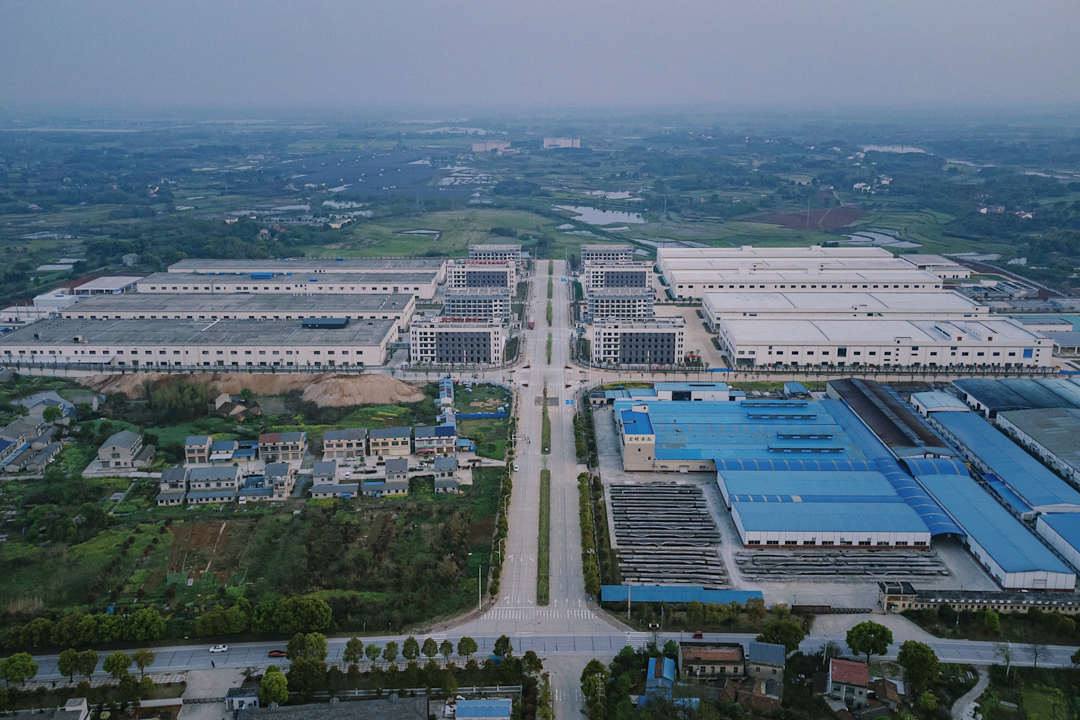 2022年4月1日，湖南省岳阳市华容县三峰寺镇，航拍停业整顿中的芥菜产业园。