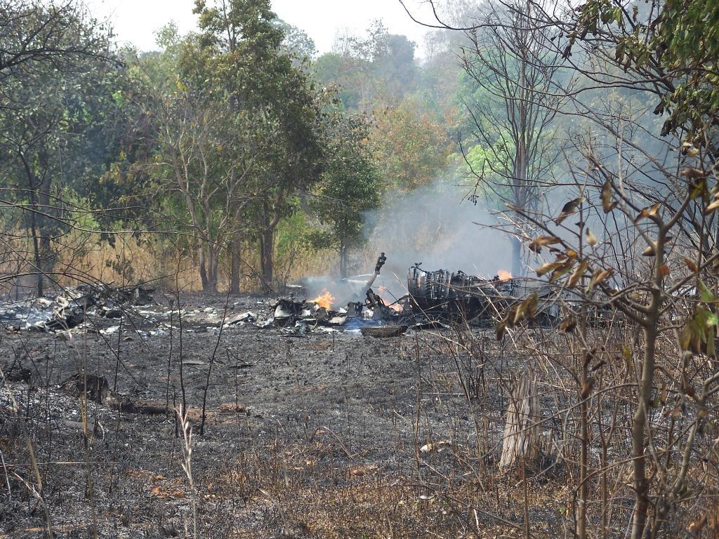 2011年2月14日，泰国皇家空军两架F-16S战机参加“金色眼镜蛇2011”联合军演时坠毁。新华社发