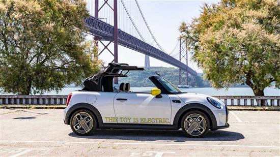 外观方面,minicooper se convertible ev延续了燃油版