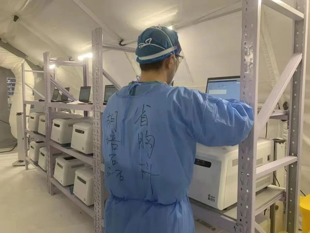 胡培磊在操作核酸检测。