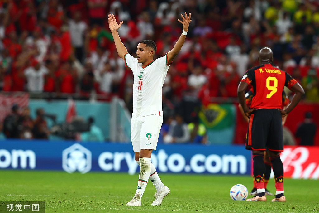卢卡库（右）成为了摩洛哥球员庆祝的背景板。