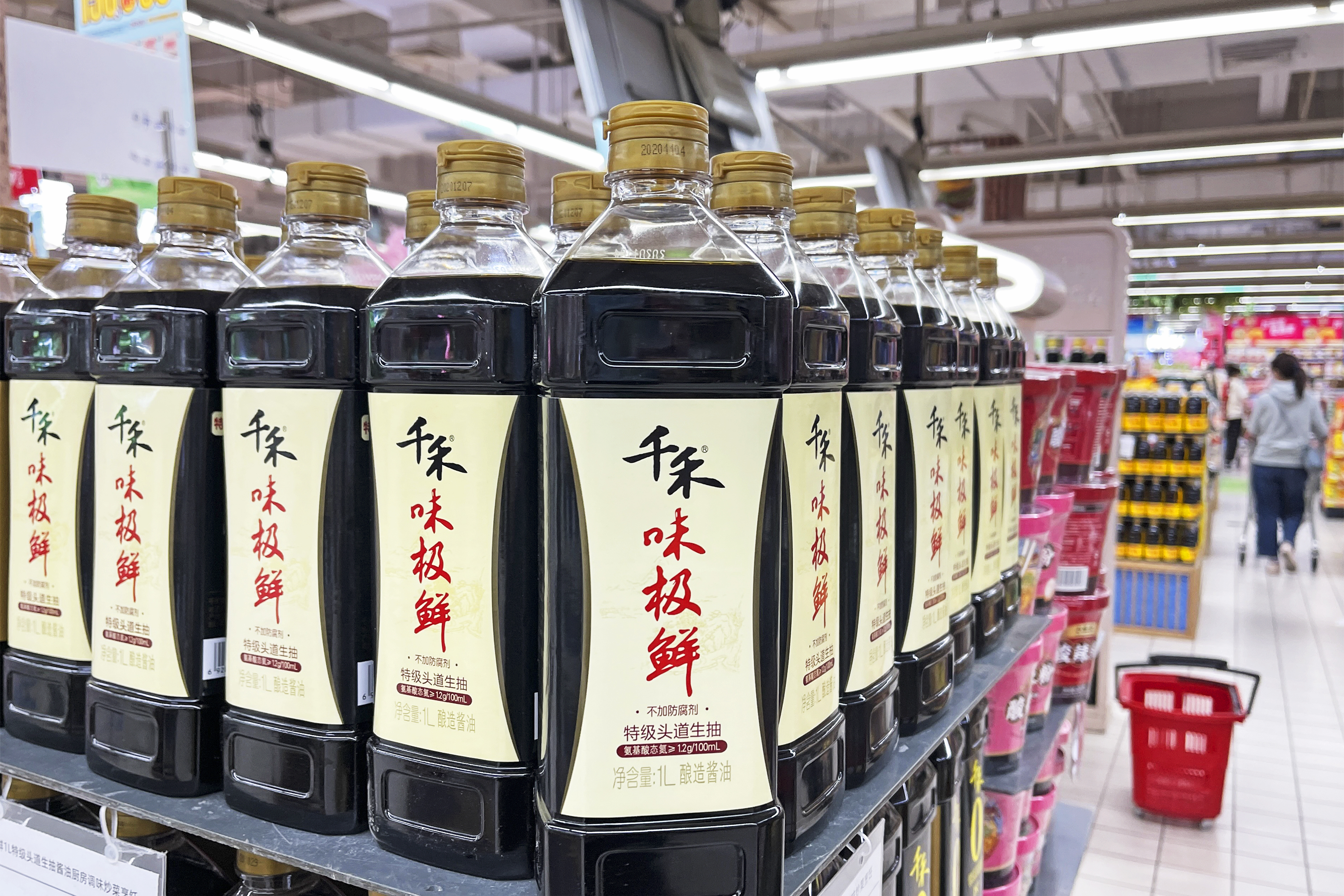 伍超群逆势扩产105万吨依赖商超难消化 千禾味业净利锐降41%__凤凰网