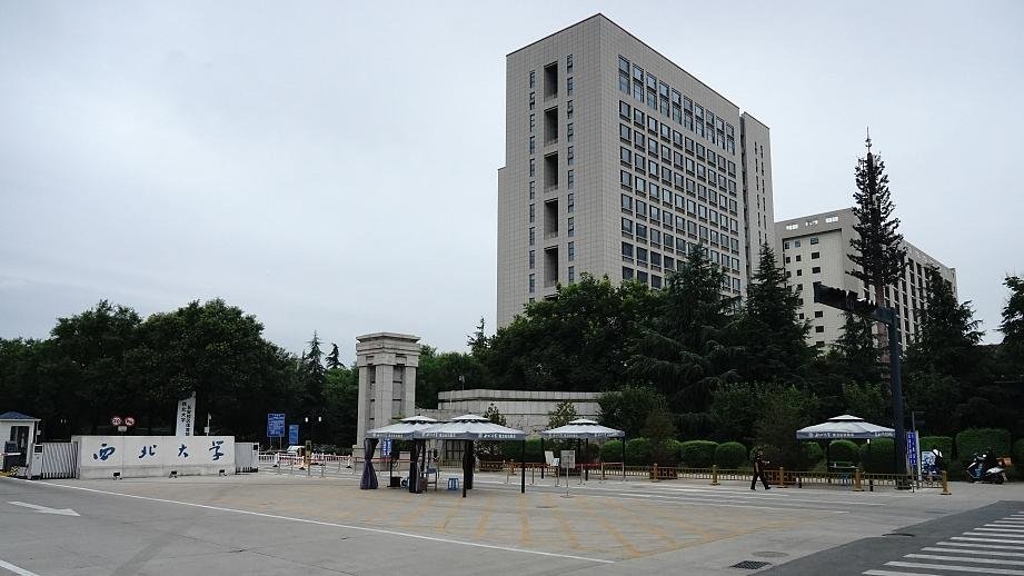 大学生返乡后翻墙进入另一高校致校园封控 所读学校:已处理