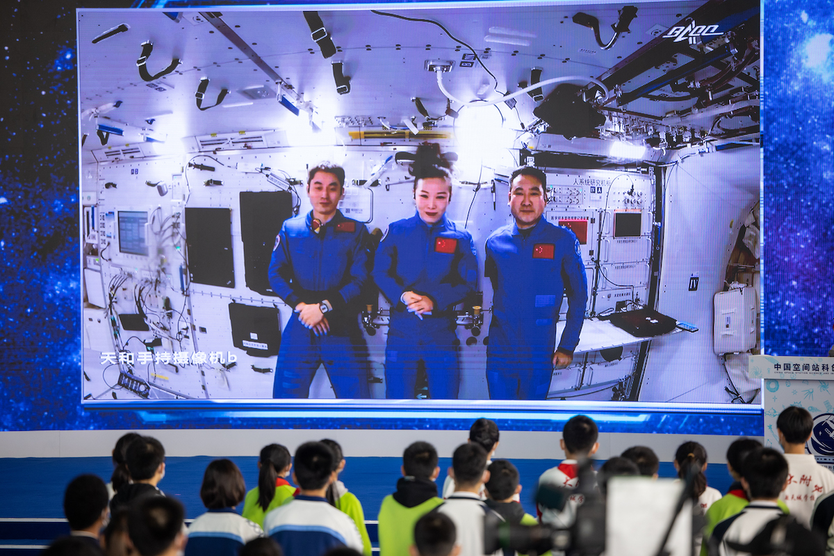 2021年12月9日,北京,“天宫课堂”地面主课堂在中国科技馆成功举办,学生们观看“天宫课堂”直播。