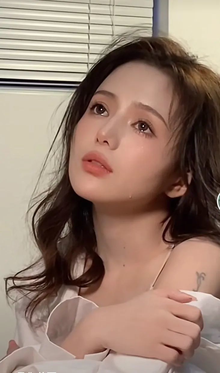 女主角叫做夏婧苒(网名),不是在拯救男主,就是在去拯救男主的路上,只