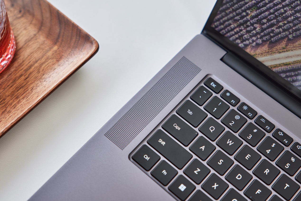 桌子上放了键盘中度可信度描述已自动生成