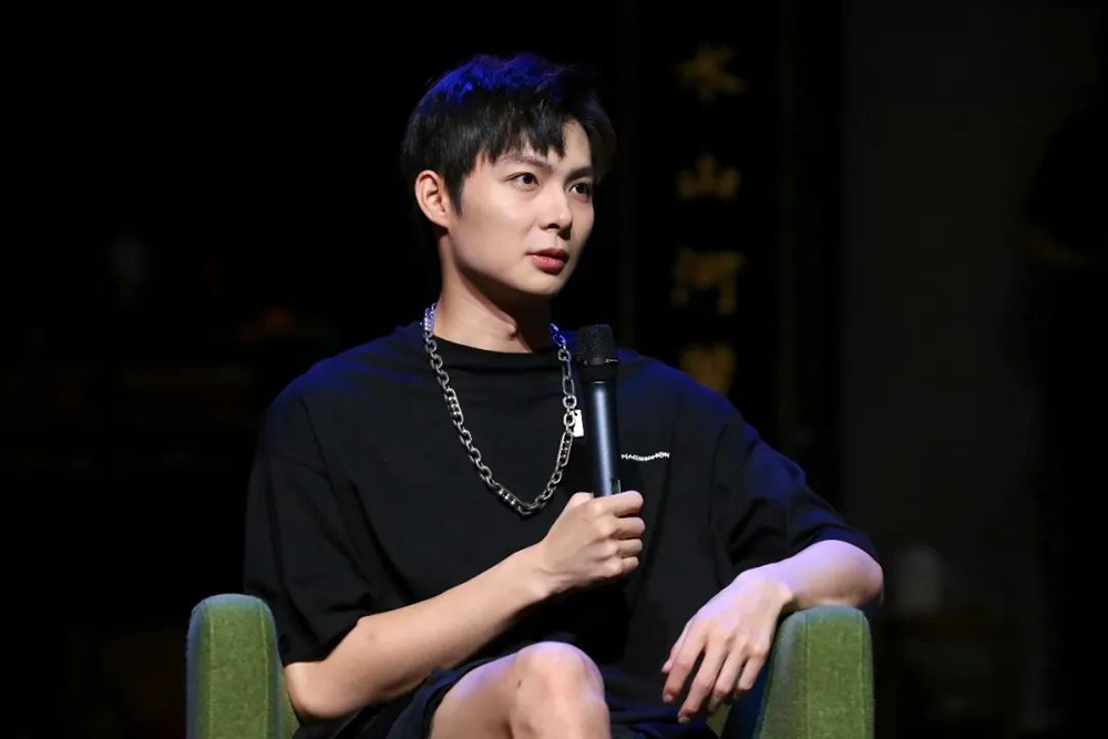 首度出演公演舞台剧的张铭恩