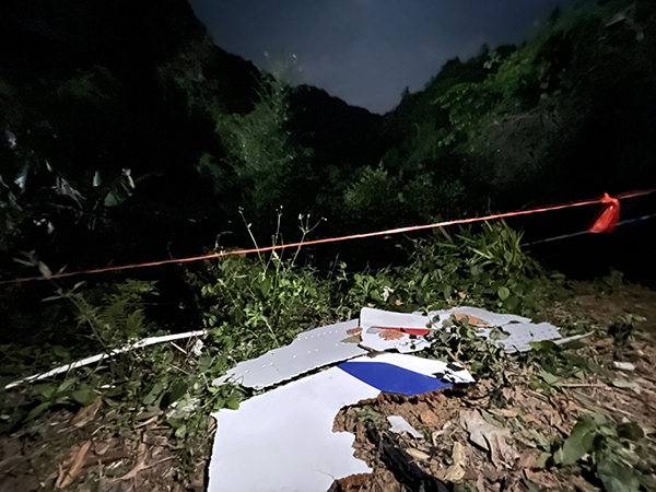 这是广西藤县坠机事故现场散落的飞机残骸。（3月22日摄，手机照片）新华社 图