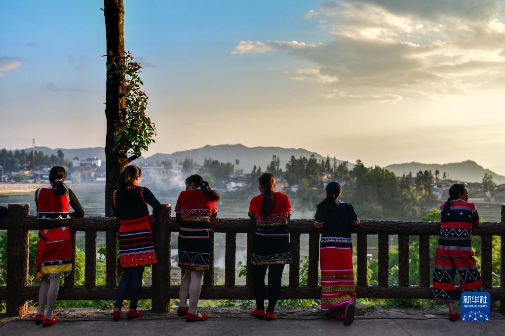 云南省腾冲市清水乡三家村中寨司莫拉佤族村村民在广场上休息（2020年5月15日摄）。新华社记者 胡超 摄