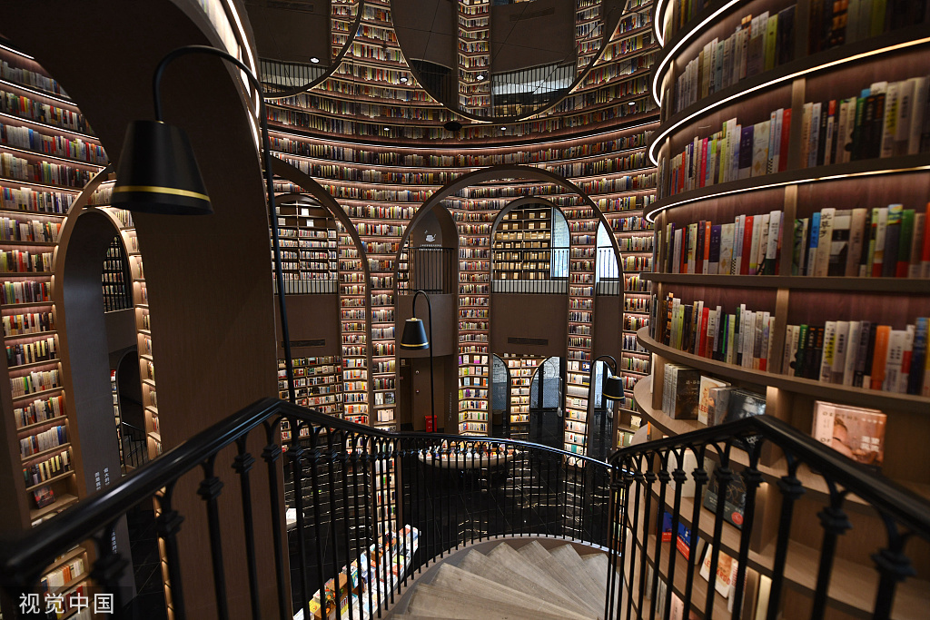 2022年3月28日,成都,都江堰钟书阁书店因其独特的空间设计吸引了一些读者前来拍照打卡。 这家书店在装修上使用了相当多的玻璃镜面,走进书店内部,会让人感觉空间特别大,四周也充满着魔幻感,如同走进了一座“奇幻森林”。