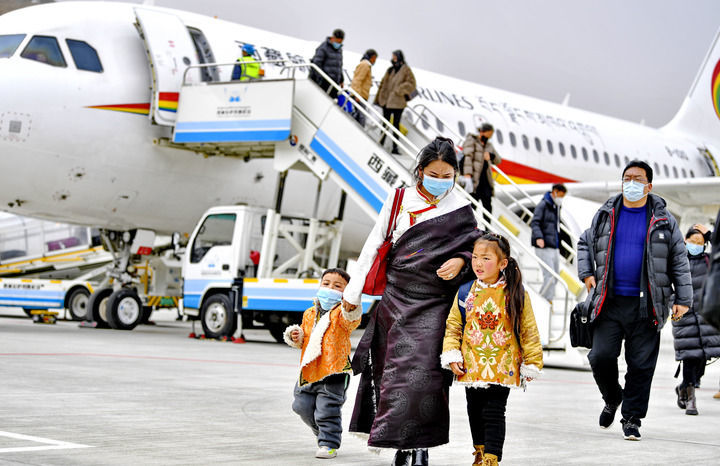 机场乘客下飞机图片图片