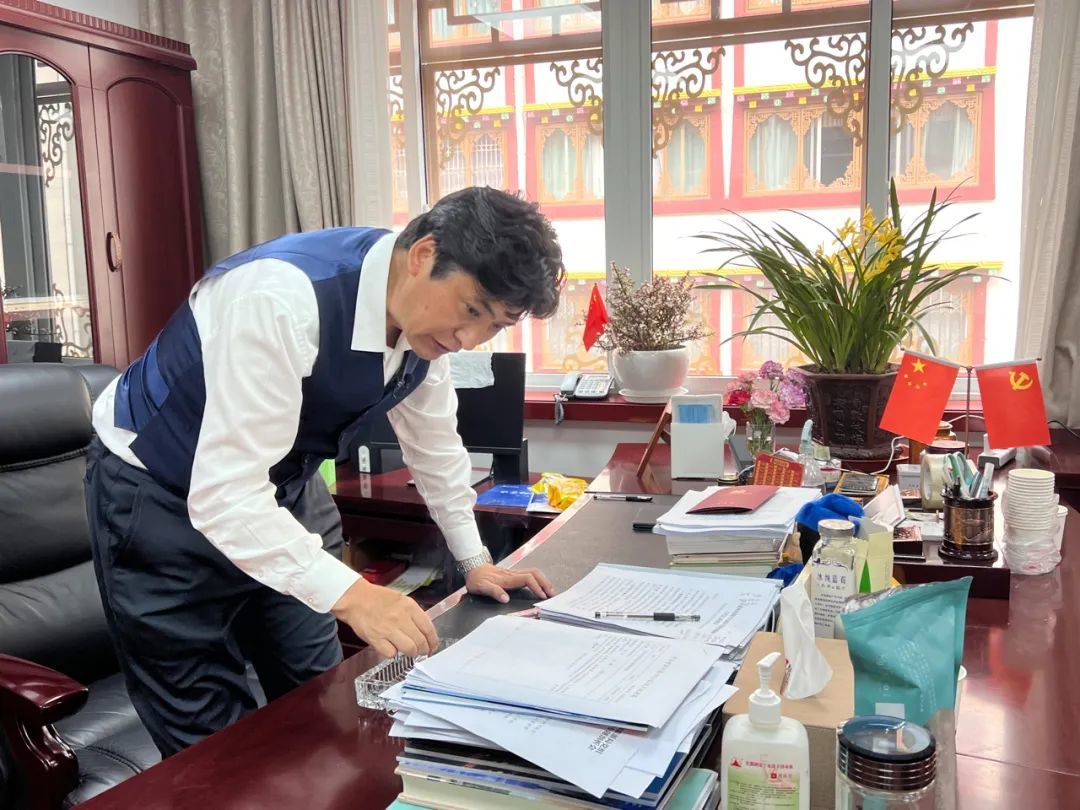 7月12日，刘洪在办公室里，头一天他一天往返康定成都开会，只睡了4小时。新京报记者 杨雪 摄