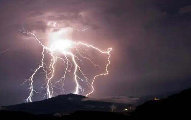 并且会产生大量电荷,而积雨云释放电荷的现象,就是闪电生成的原因