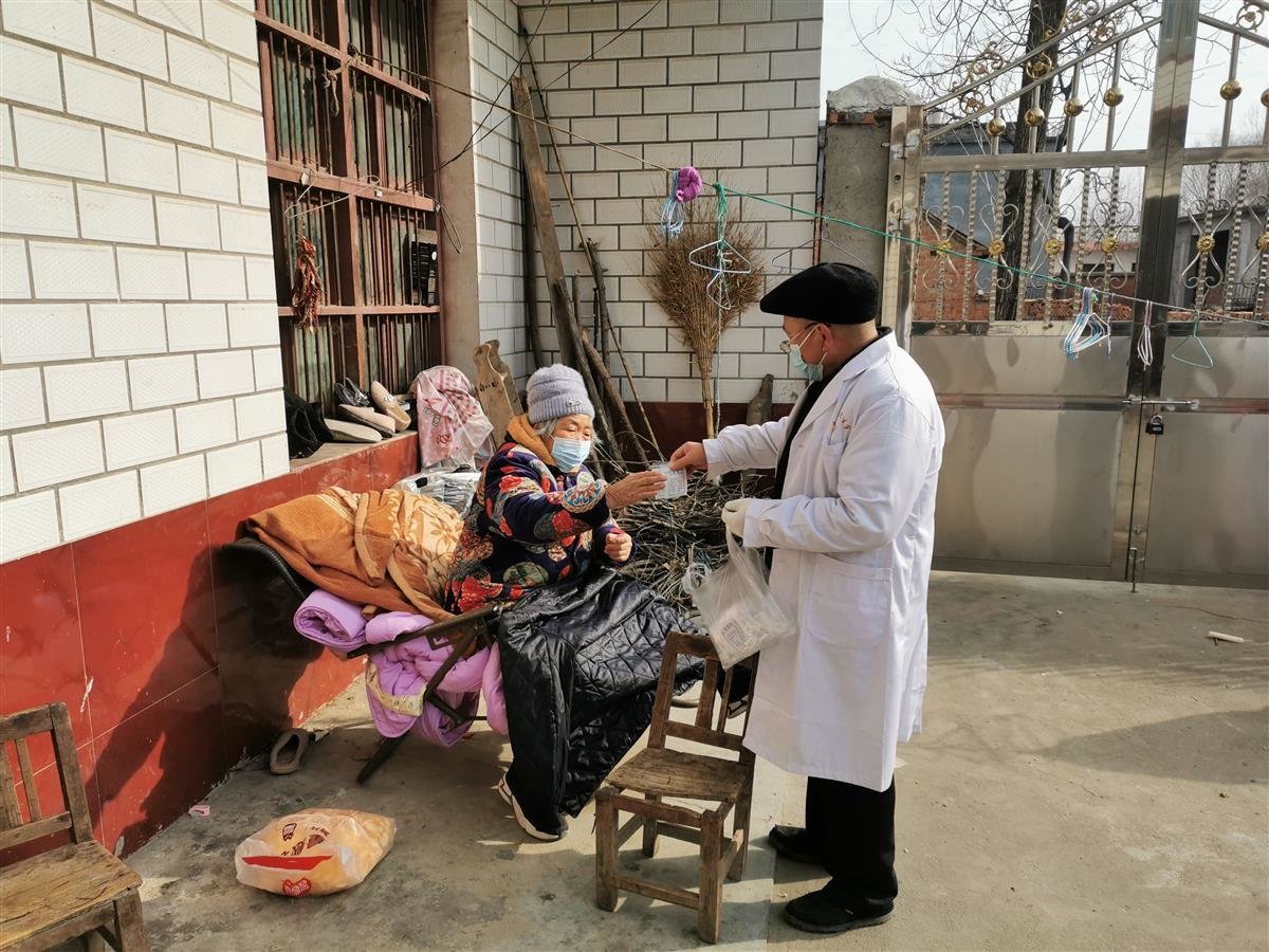 村医林万(化名)正在给村民送药(受访者供图)