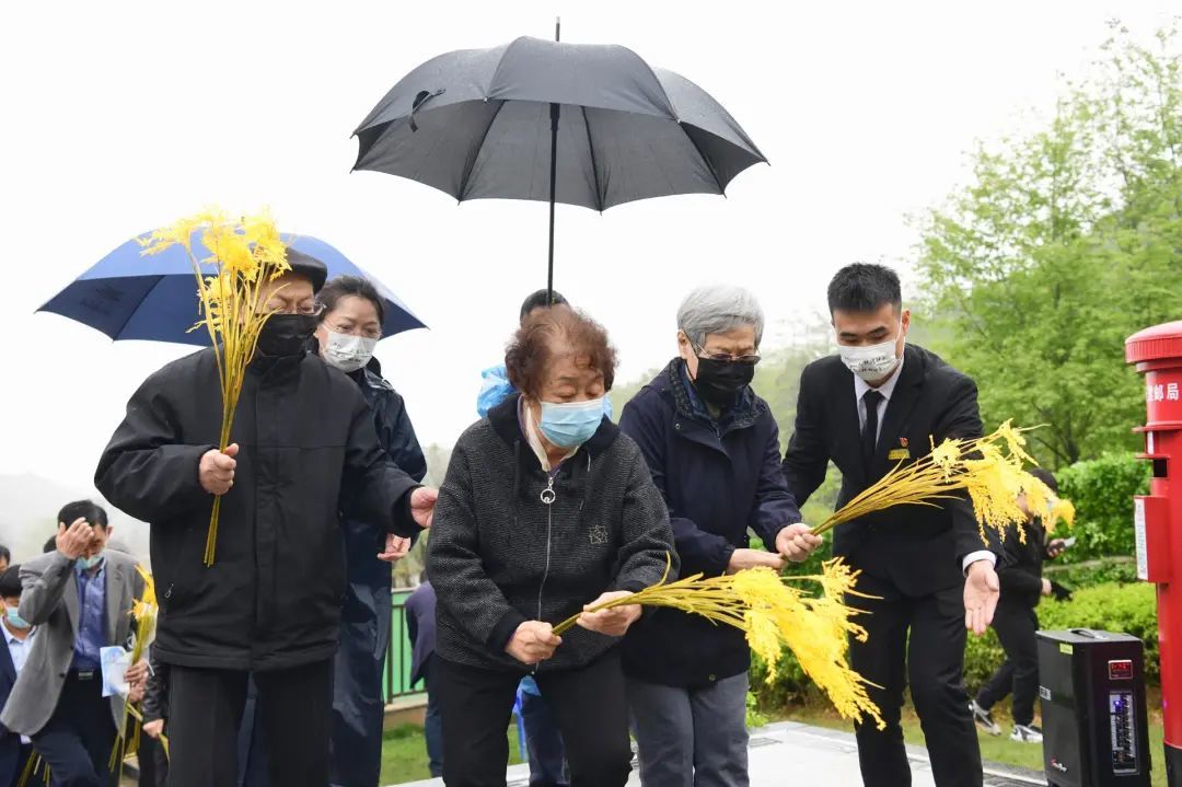 袁隆平夫人口罩上的这句话 看哭了……