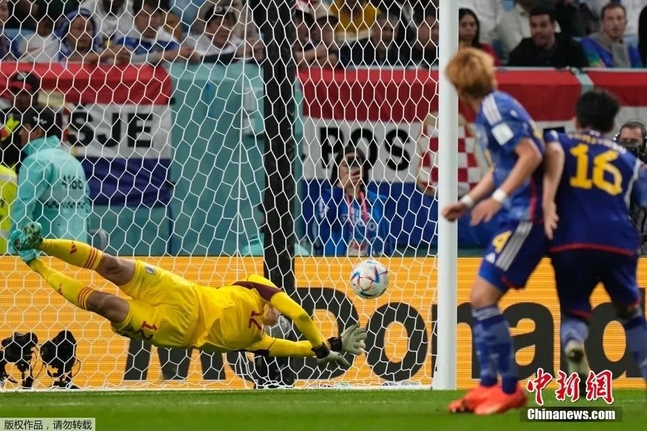 图为克罗地亚球员佩里西奇的头球攻门越过日本门将权田修一的十指关。