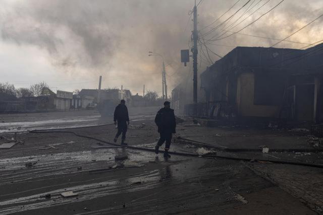 当地时间4月16日，俄乌冲突持续，卢甘斯克地区建筑遭炮击。图：IC photo