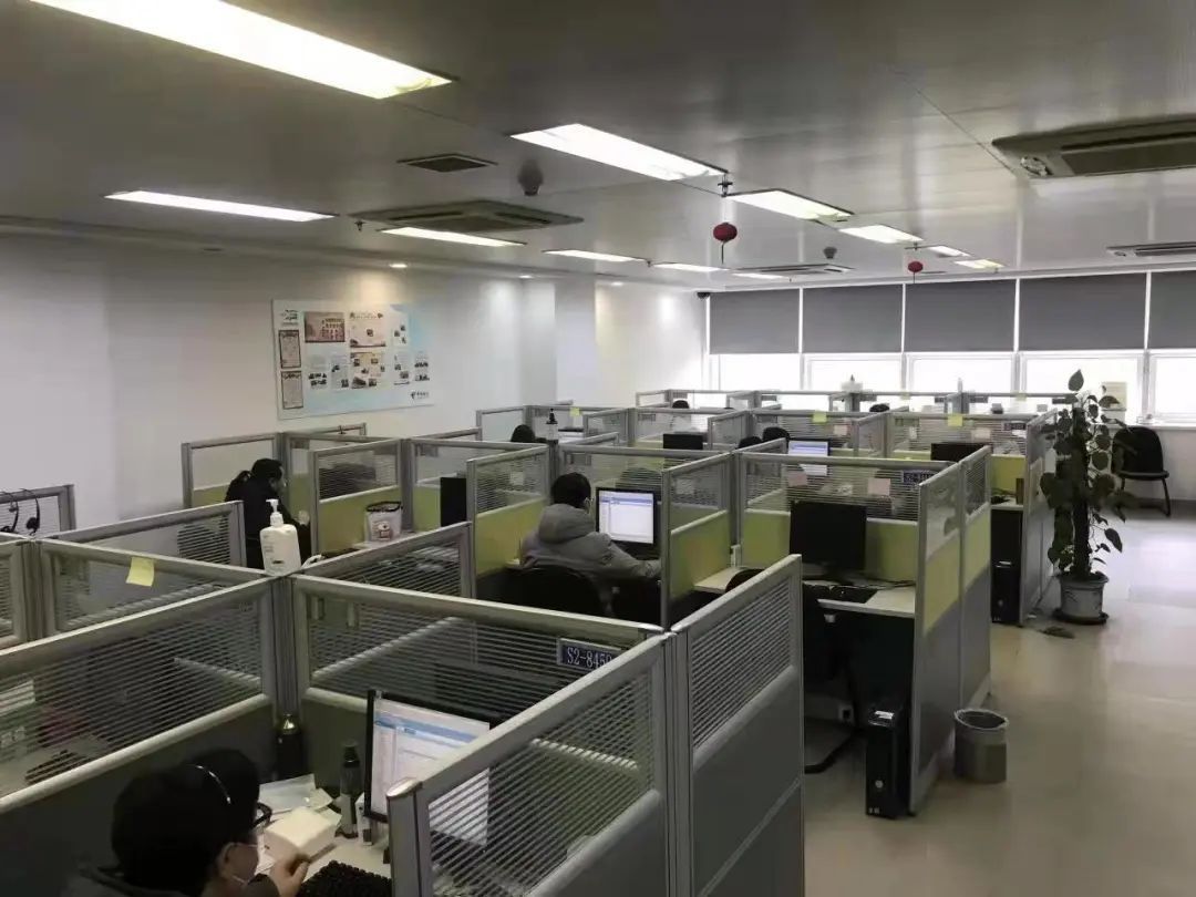 新区的灾备坐席,疫情防控期间,驻守现场的一线话务人员及志愿者在工作