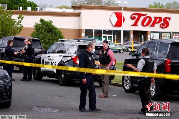 当地时间5月14日，美国纽约州布法罗市一家超市发生大规模枪击事件，当地警方已封锁事故现场。