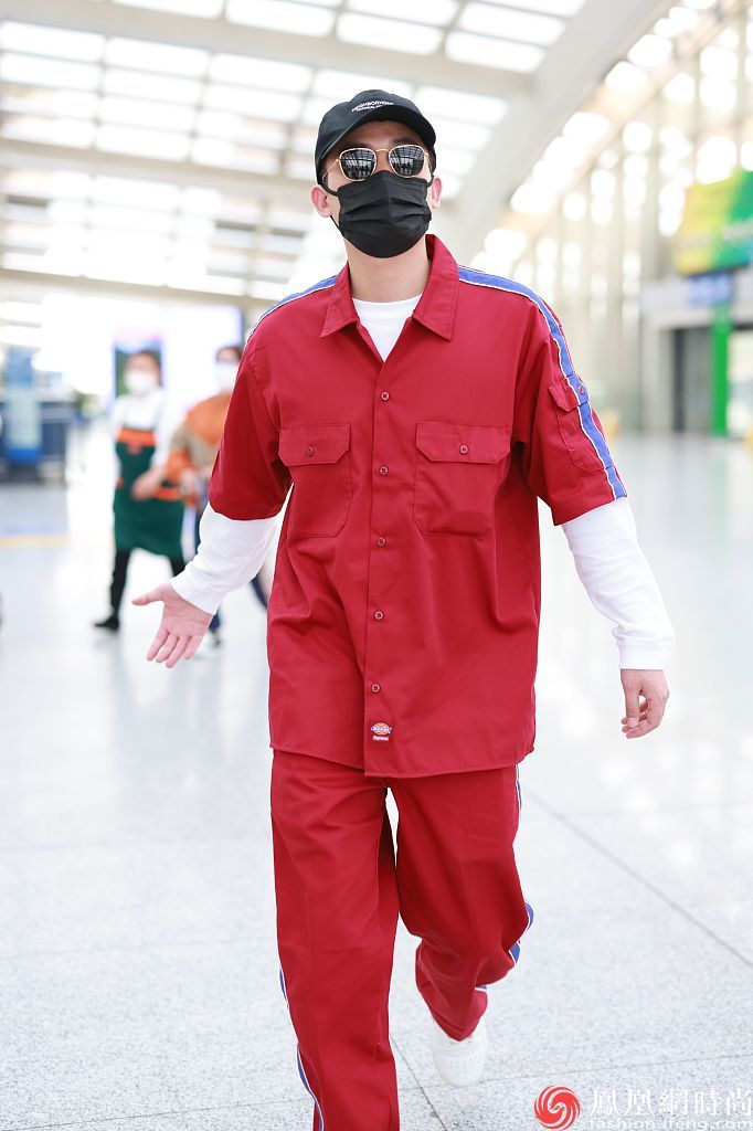 欧豪戴黑色鸭舌帽复古墨镜,红色半袖工装套装内搭白色t恤小白鞋__凤凰