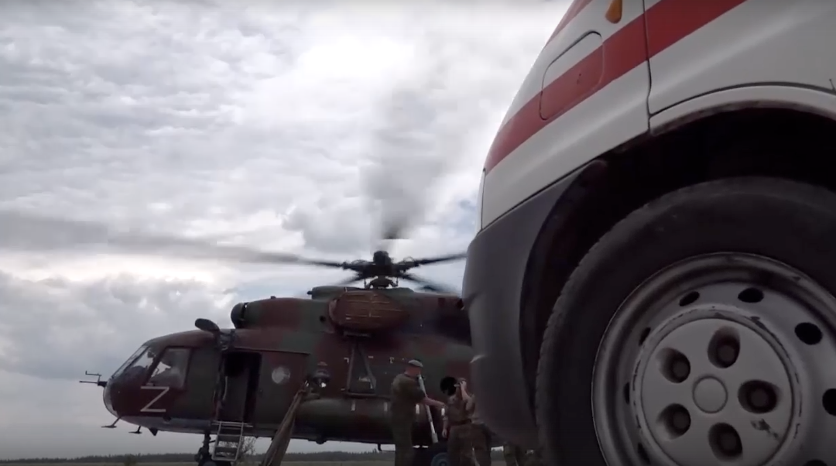 实拍：俄军直升机发射导弹摧毁乌军坦克装甲车！_凤凰网视频_凤凰网
