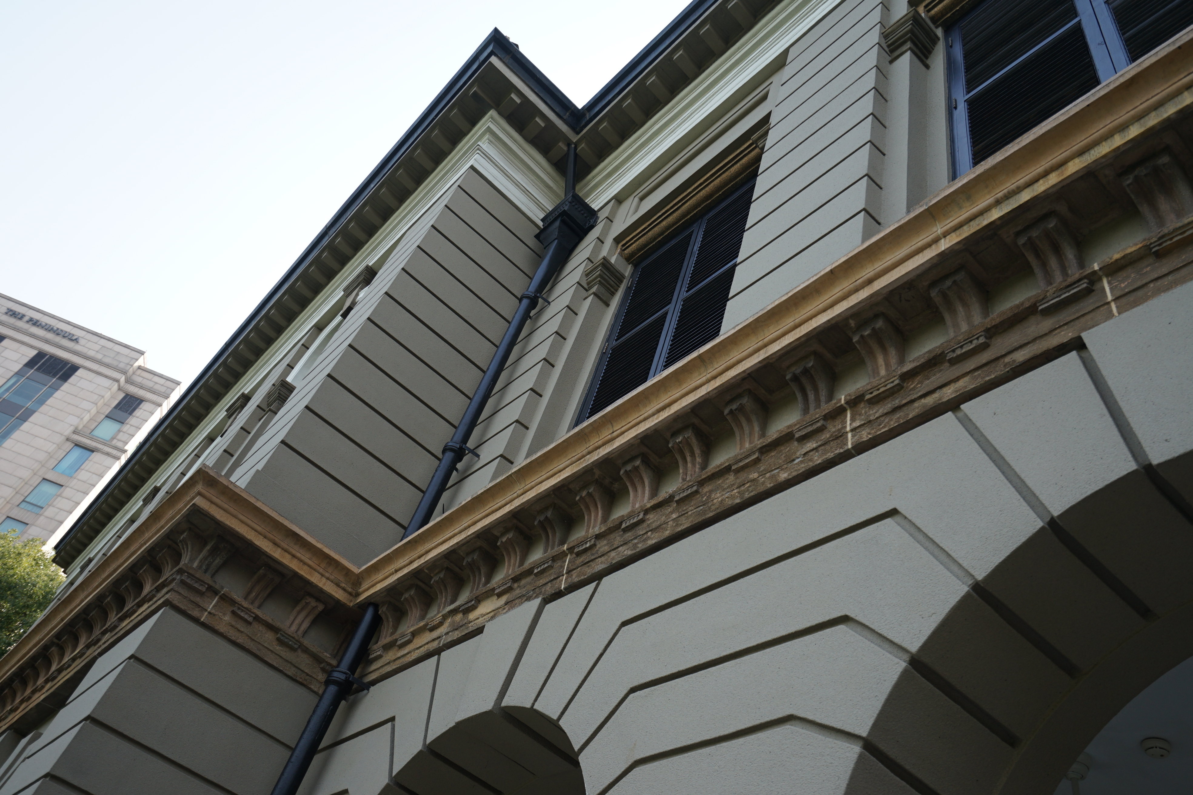 建筑外墙依然保留了部分当年的金山石装饰 图 钱成熙