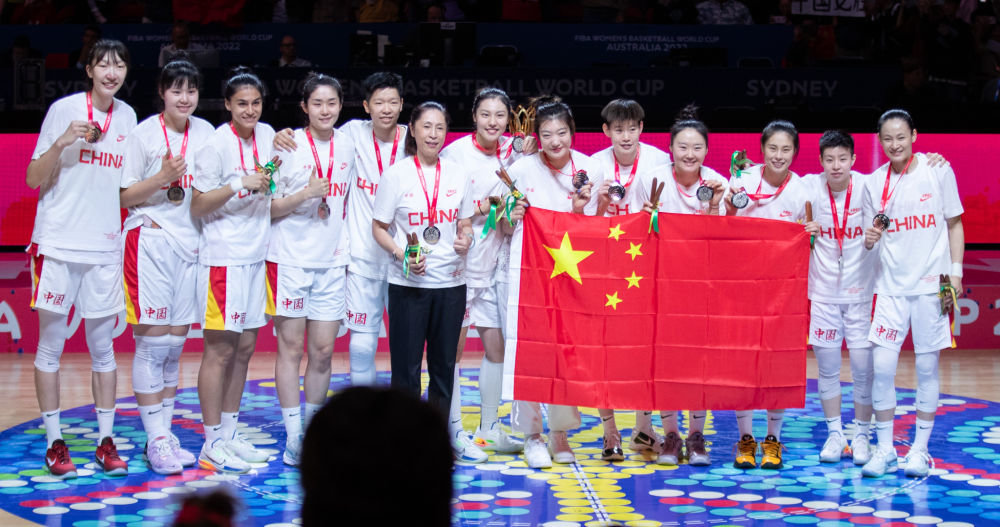 △10月1日，中国队在2022女篮世界杯决赛颁奖仪式上。