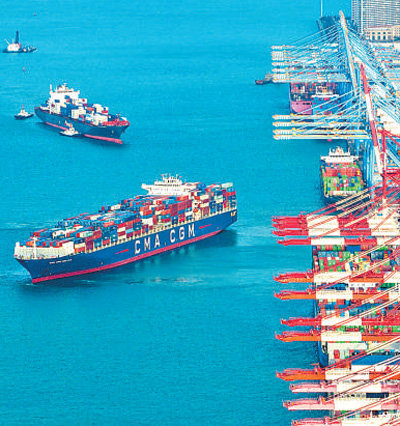 山东港口集团青岛港前湾集装箱码头船来船往，装卸繁忙。