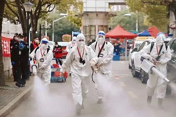 厚天救援队在社区消杀 参考资料：澎湃新闻